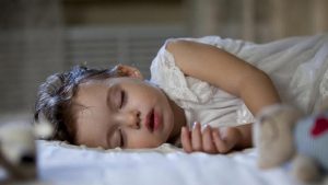trẻ 3 tuổi ra nhiều mồ hôi khi ngủ